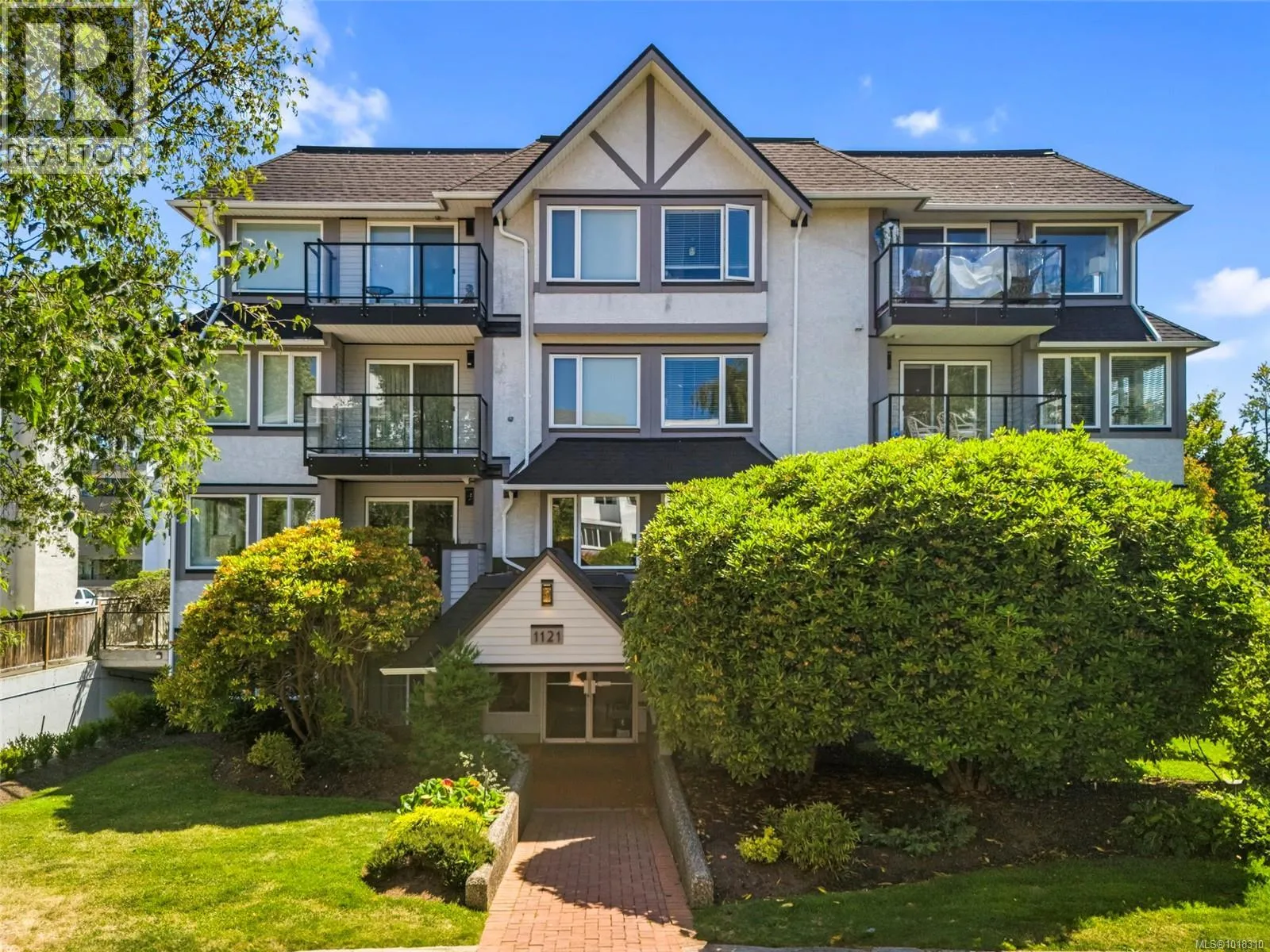 Apartment for rent: 402 1121 Oscar St, Victoria, British Columbia V8V 2X3