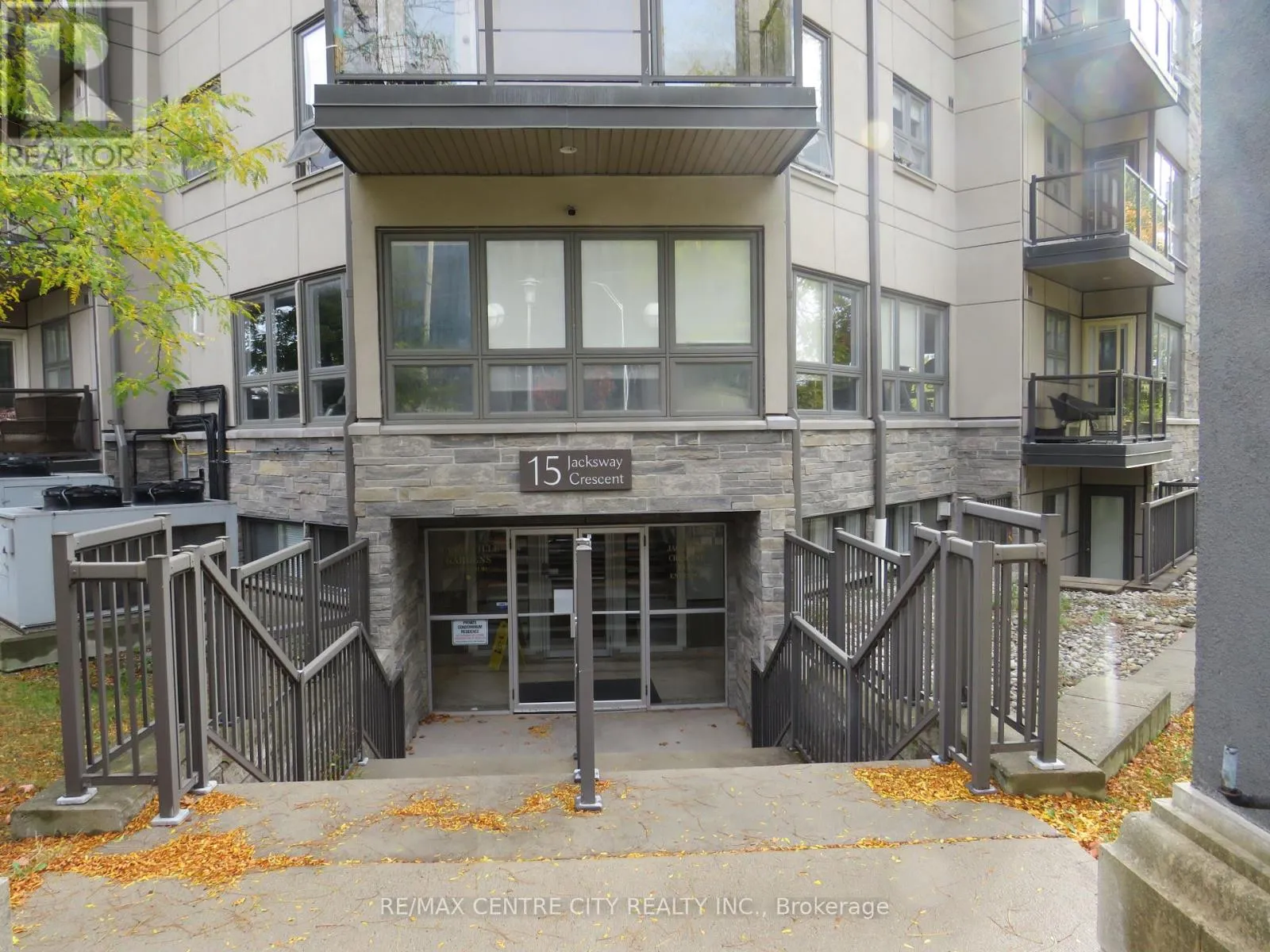 Apartment for rent: 402 - 15 Jacksway Crescent, London North, Ontario N5X 3T8