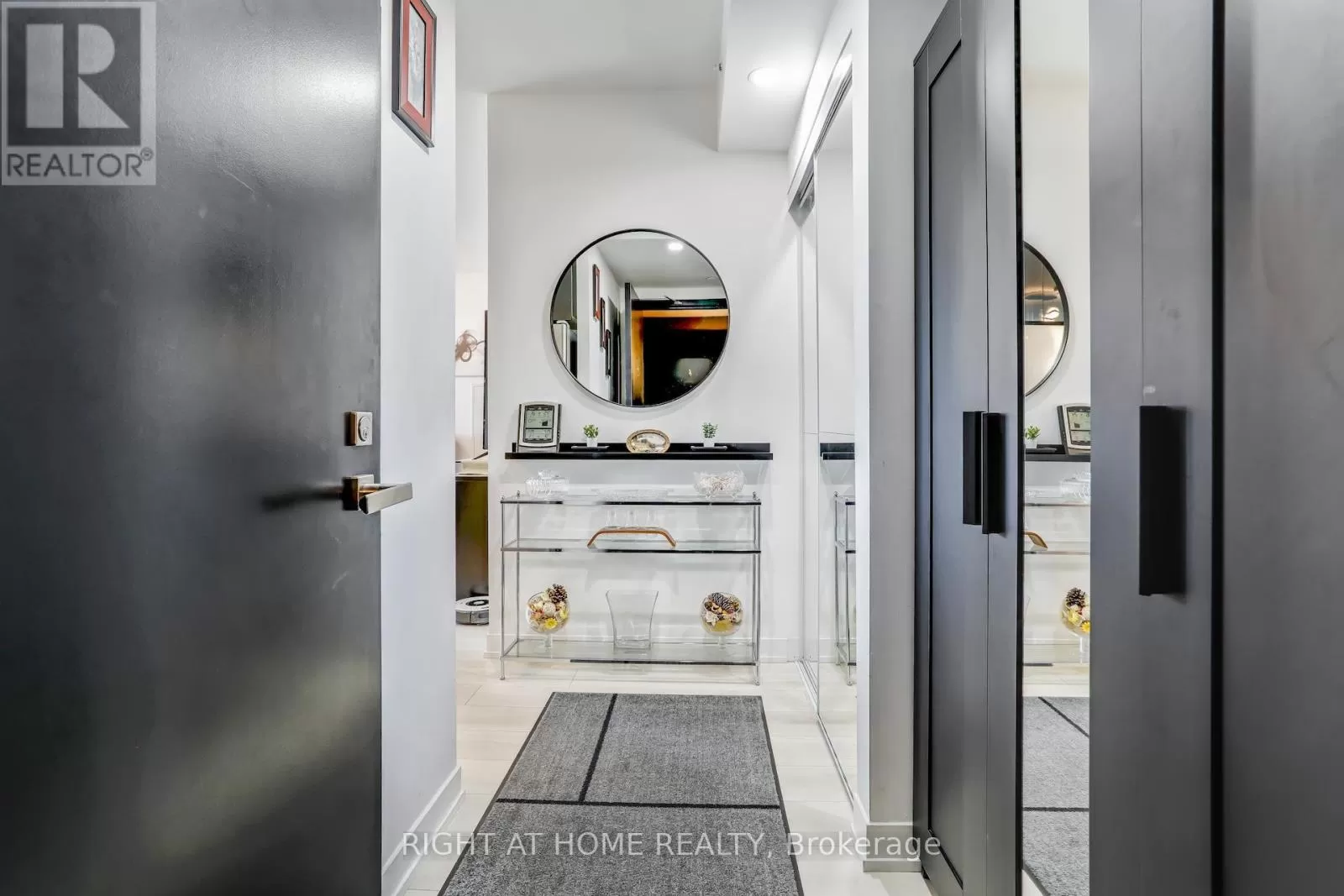 Apartment for rent: 402 - 31 Tippett Road, Toronto, Ontario M3H 0C8