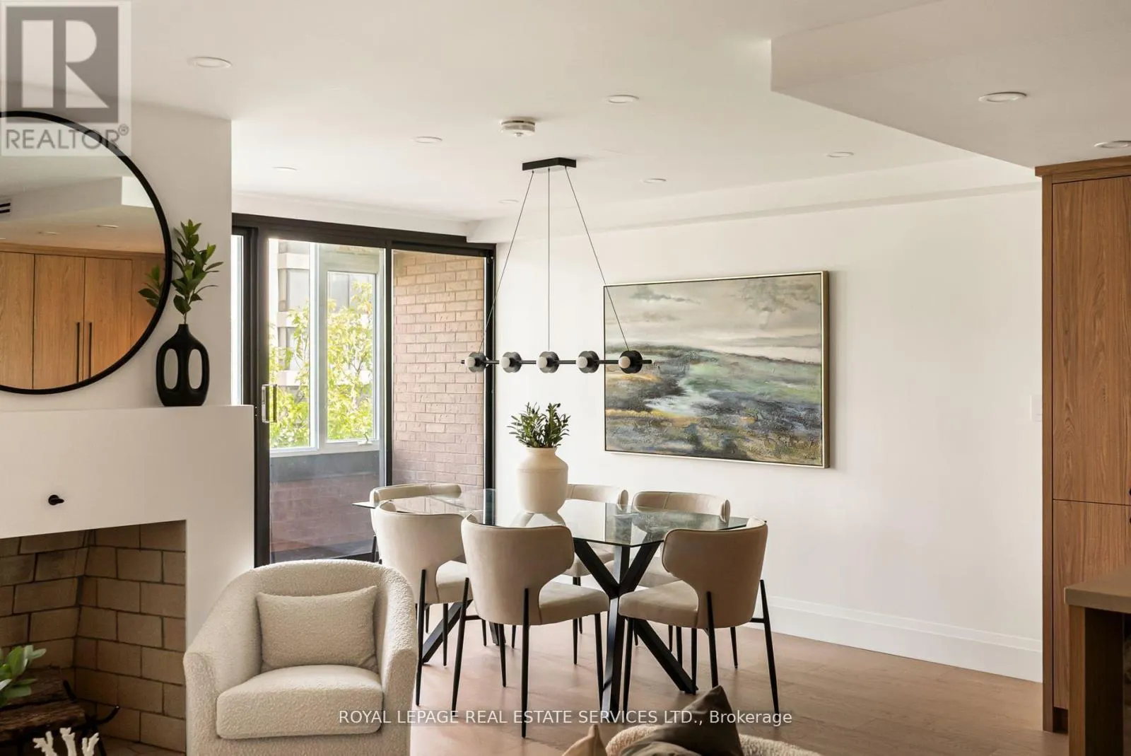 Apartment for rent: 402 - 349 St Clair Avenue W, Toronto, Ontario M5P 1N3