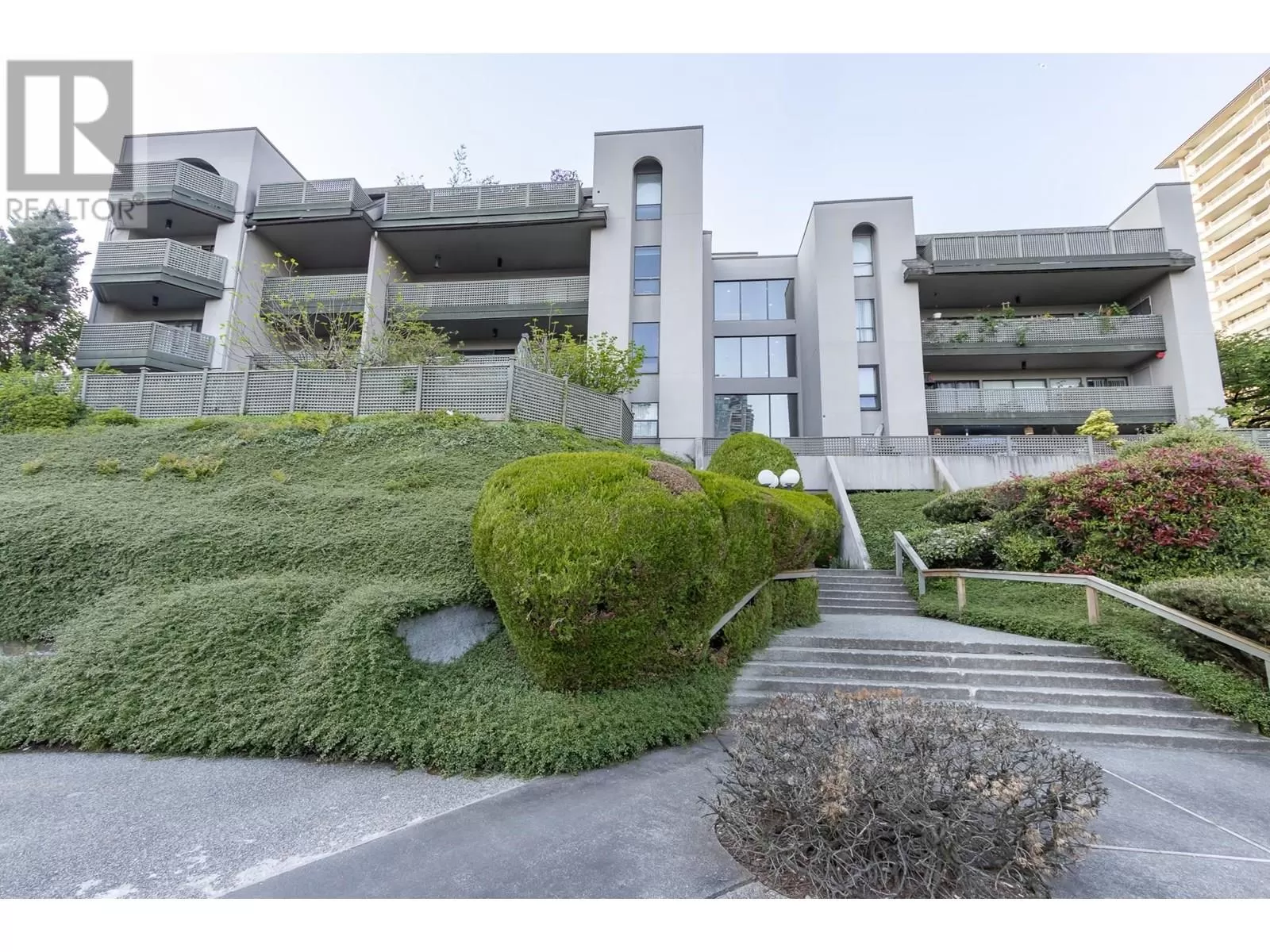 Apartment for rent: 402 4941 Lougheed Highway, Burnaby, British Columbia V5B 4S6