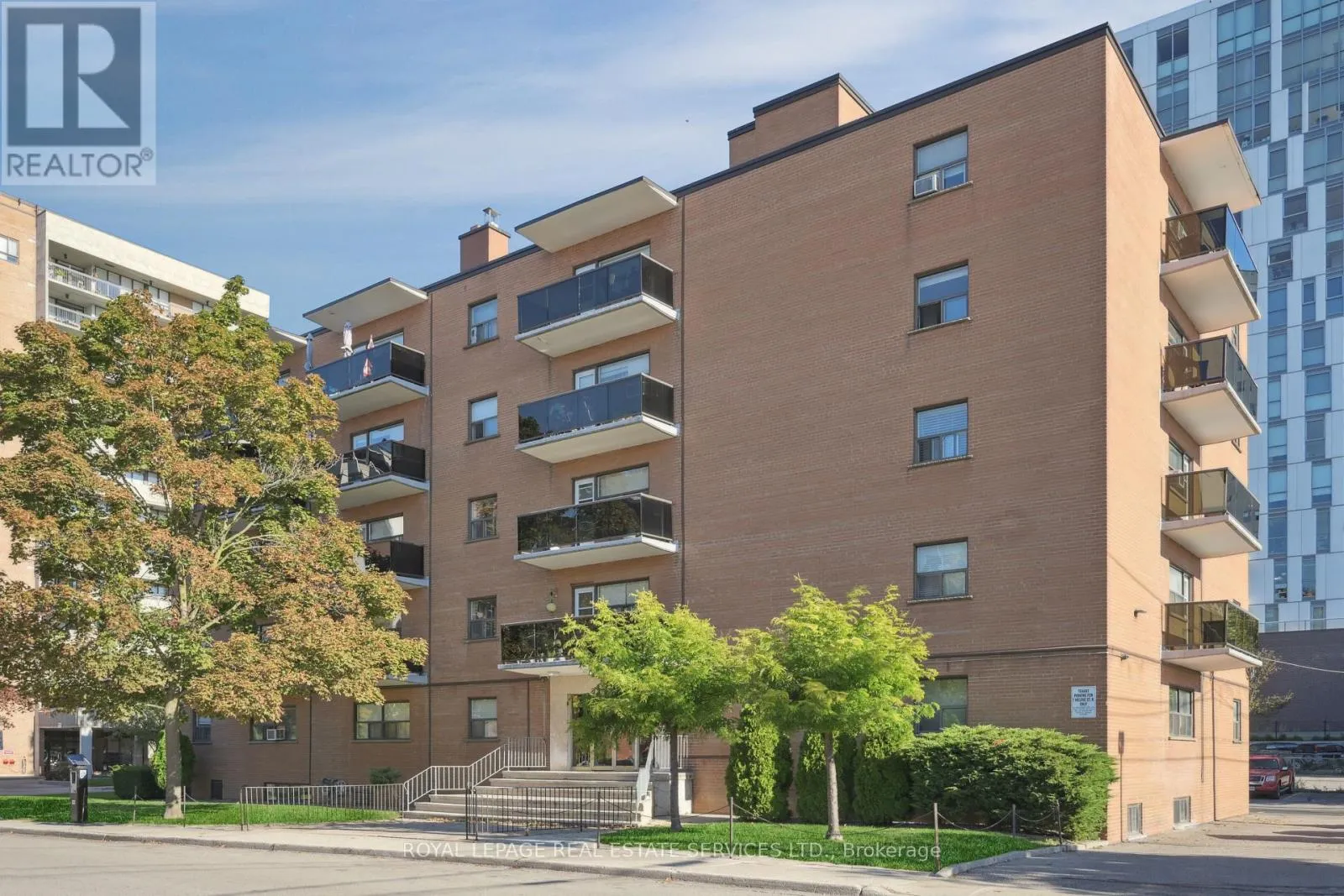 Other for rent: 402 - 7 Helene Street N, Mississauga, Ontario L5G 3B3