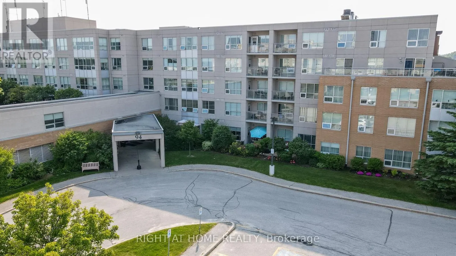 Apartment for rent: 402 - 94 Dean Avenue, Barrie, Ontario L4N 0M3