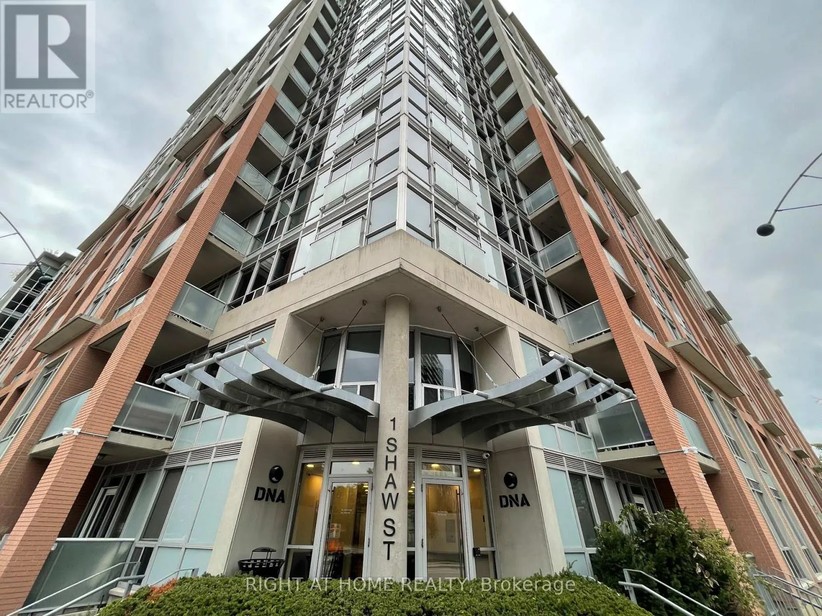 Apartment for rent: 403 - 1 Shaw Street, Toronto, Ontario M6K 0A1