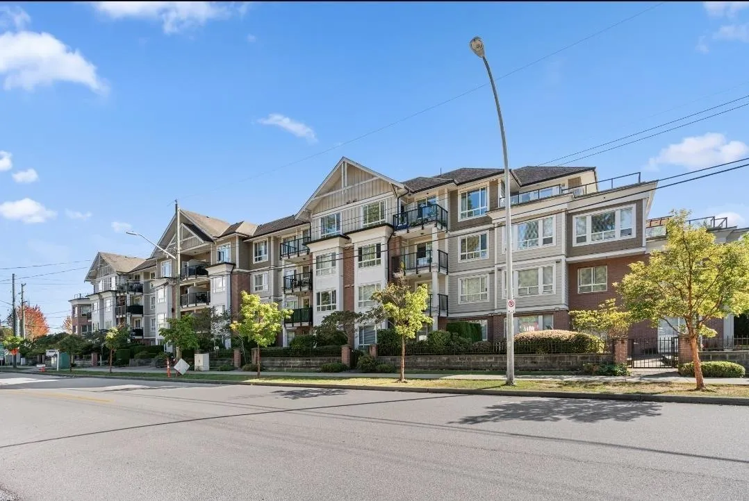 Apartment for rent: 403 14960 102a Avenue, Surrey, British Columbia V3R 6A3