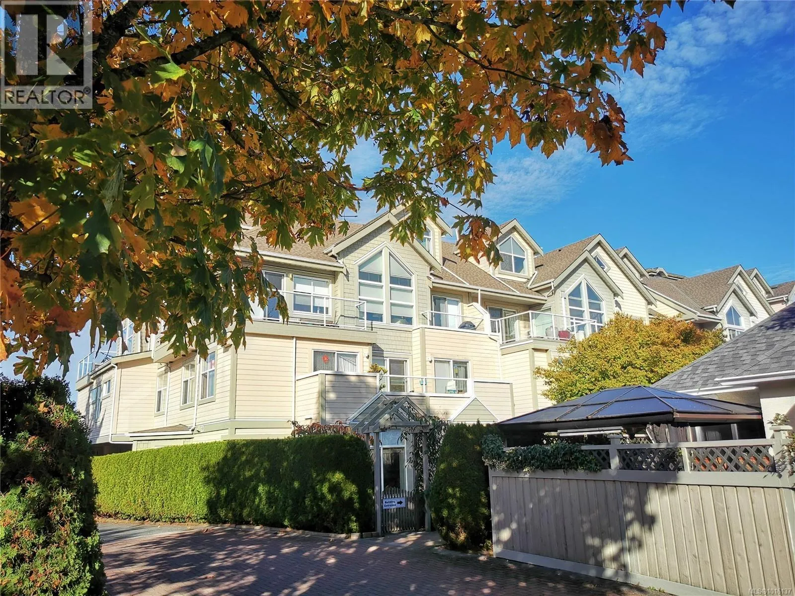 Apartment for rent: 403 2250 James White Blvd, Sidney, British Columbia V8L 1Z4