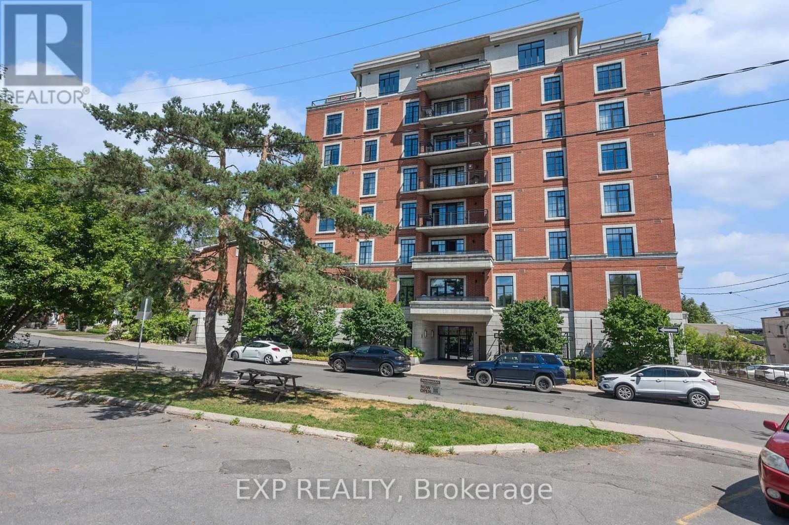 Apartment for rent: 403 - 327 Breezehill Avenue S, Ottawa, Ontario K1Y 1R6