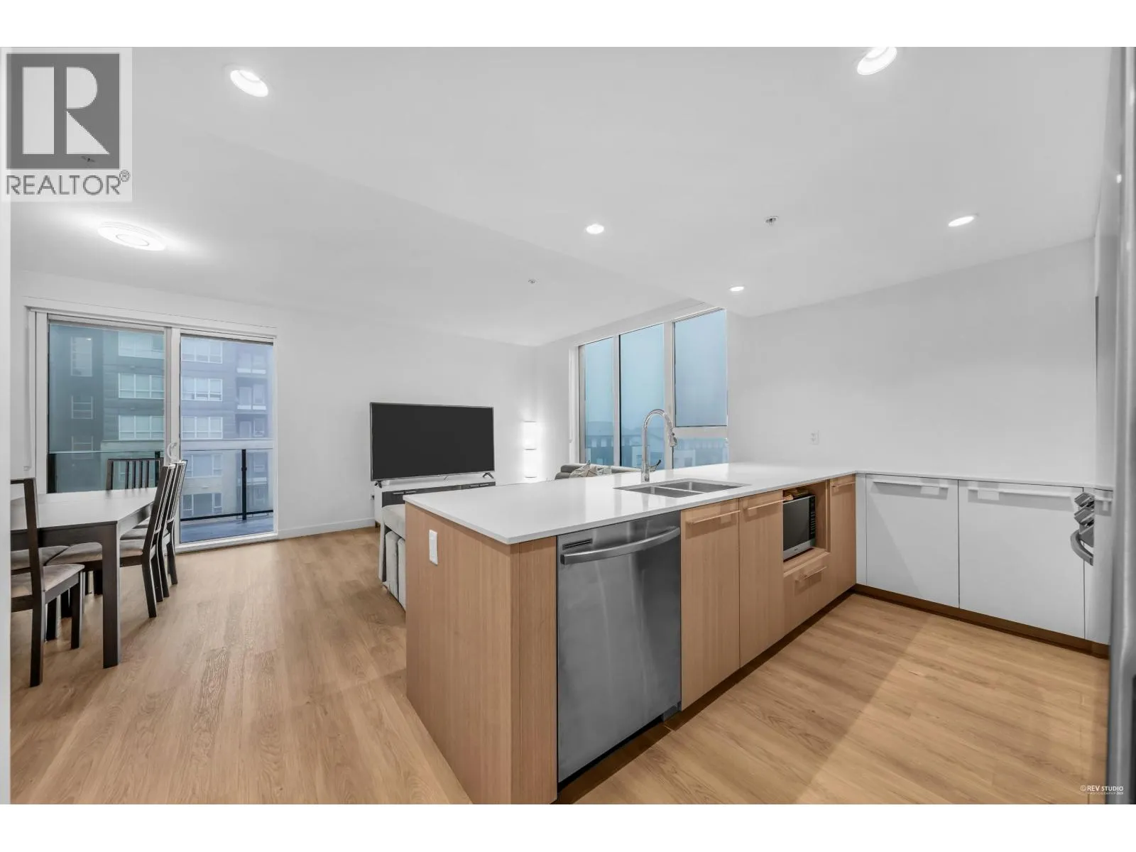 Apartment for rent: 403 9888 University Crescent, Burnaby, British Columbia V5A 0G4