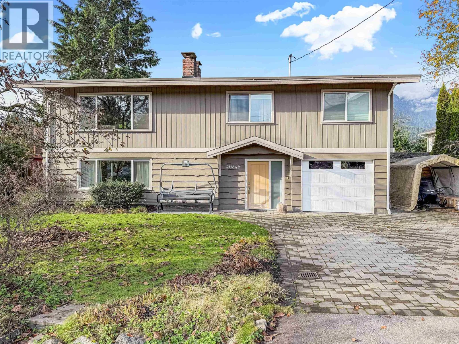 House for rent: 40345 Hood Road, Squamish, British Columbia V0N 1T0