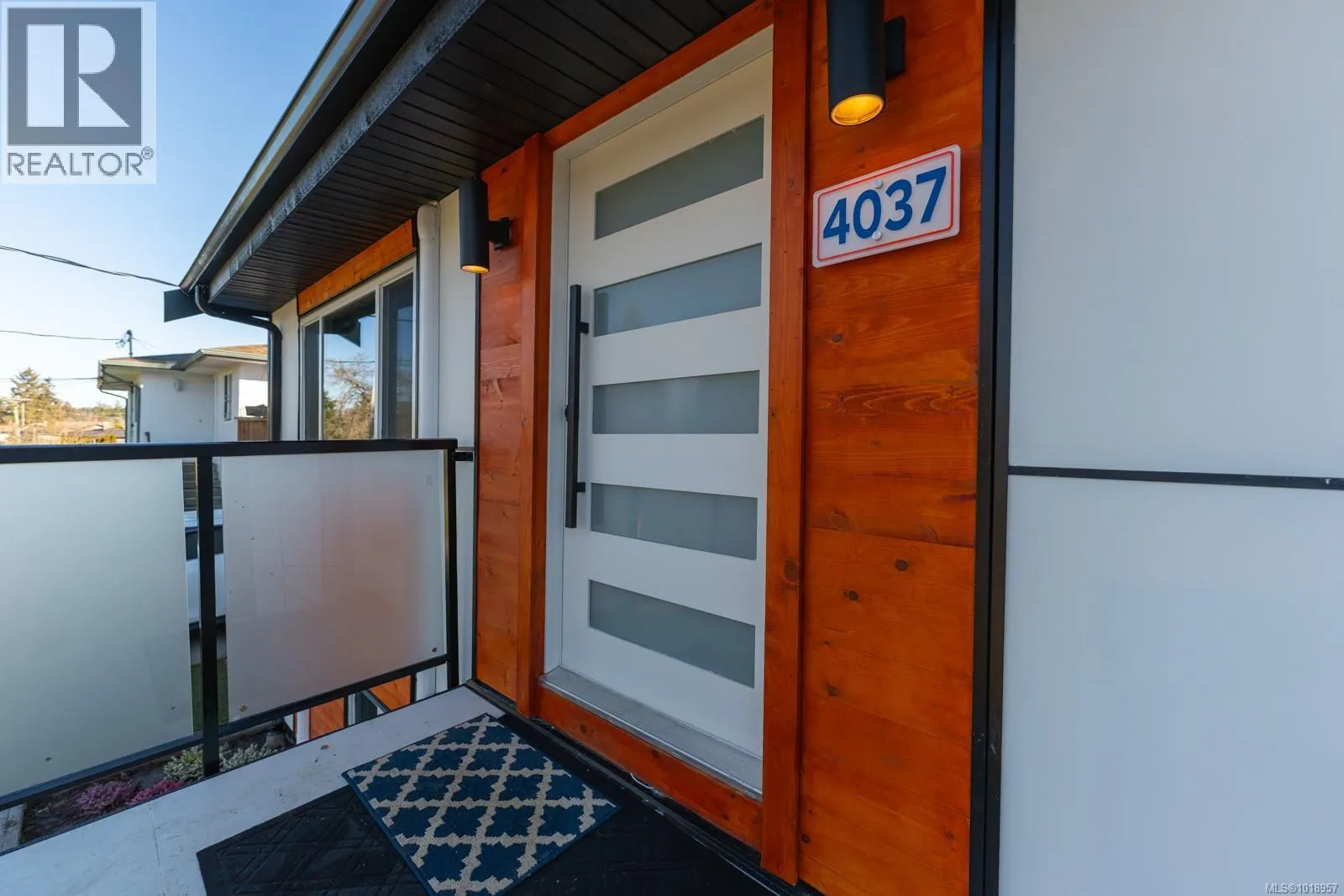 House for rent: 4037 Lakehill Pl, Saanich, British Columbia V8X 2J6