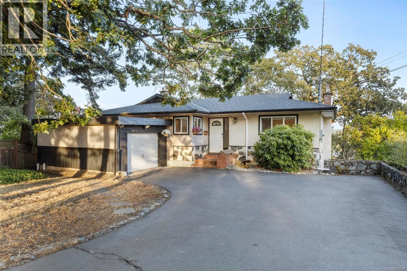 House for rent: 4037 Zinnia Rd, Saanich, British Columbia V8Z 4W2