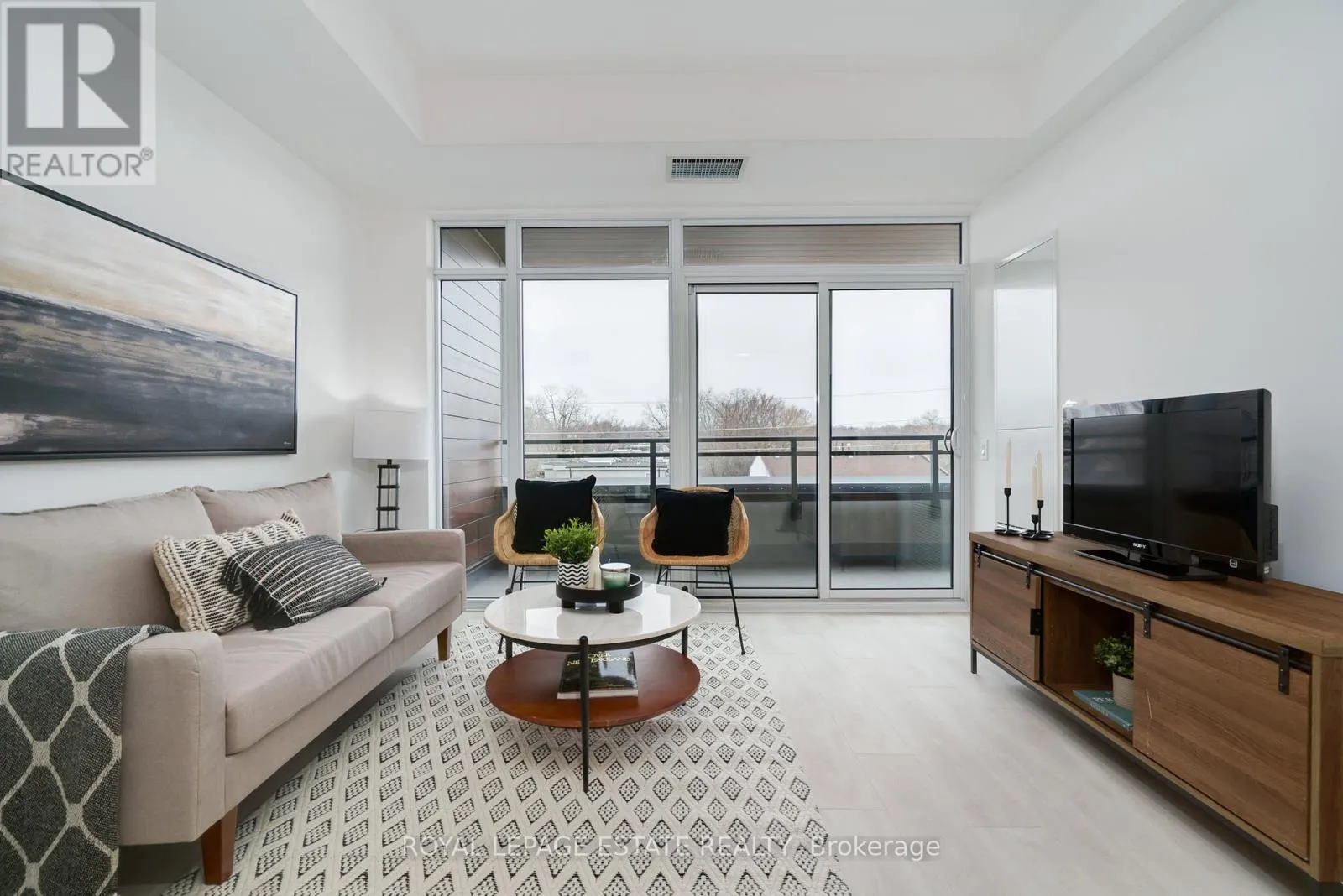 Apartment for rent: 404 - 1285 Queen Street E, Toronto, Ontario M4L 0B6