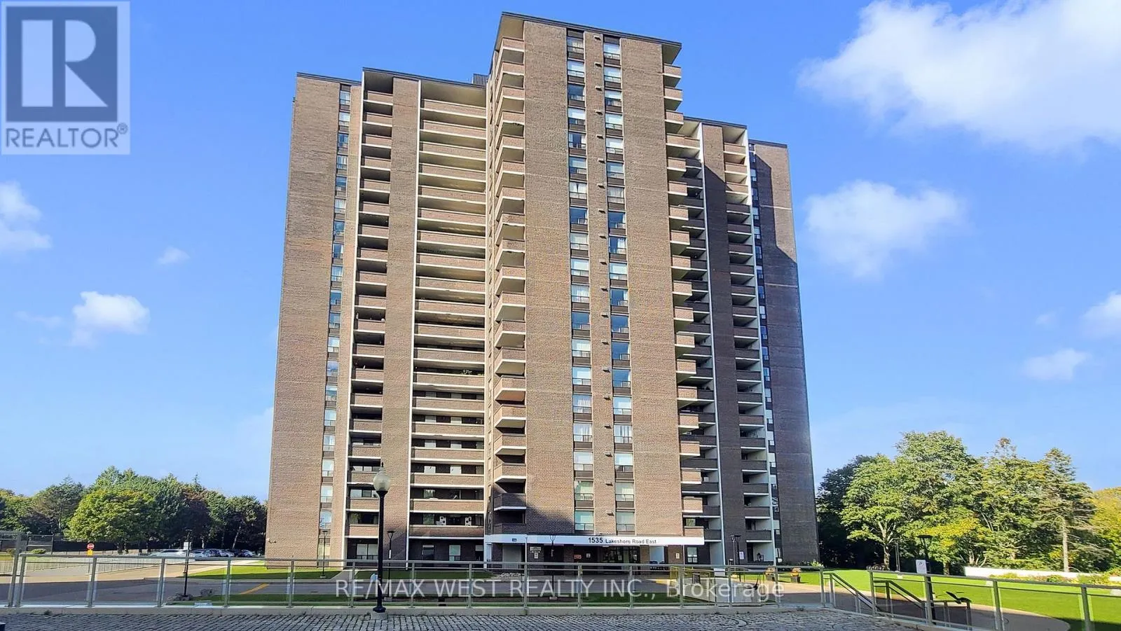 Apartment for rent: 404 - 1535 Lakeshore Road E, Mississauga, Ontario L5E 3E2