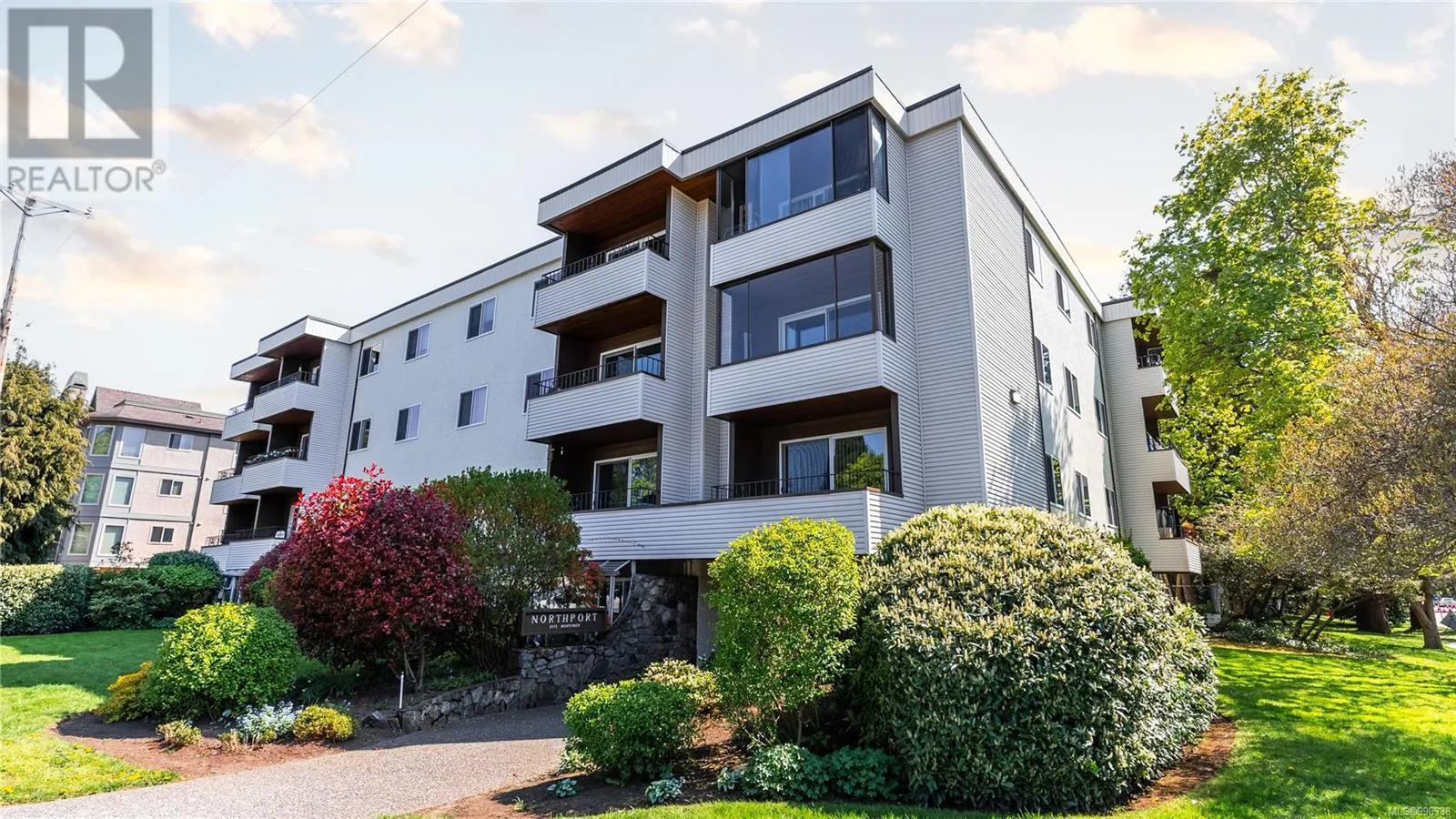 Apartment for rent: 404 1571 Mortimer St, Saanich, British Columbia V8P 3A7