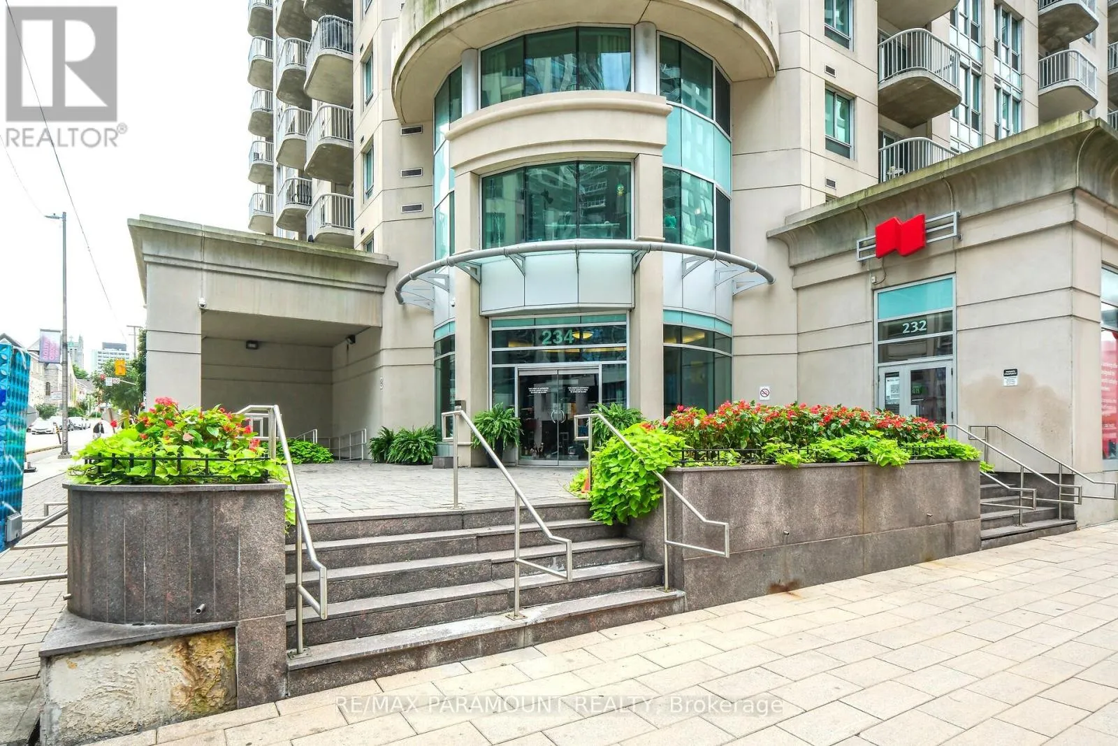 Apartment for rent: 404 - 234 Rideau Street, Ottawa, Ontario K1W 5X8