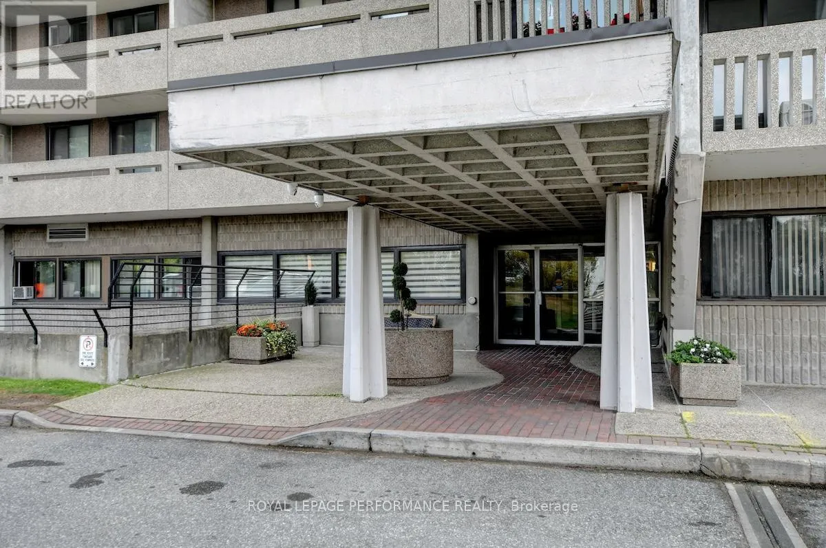 Apartment for rent: 404 - 415 Greenview Avenue, Ottawa, Ontario K2B 8G5