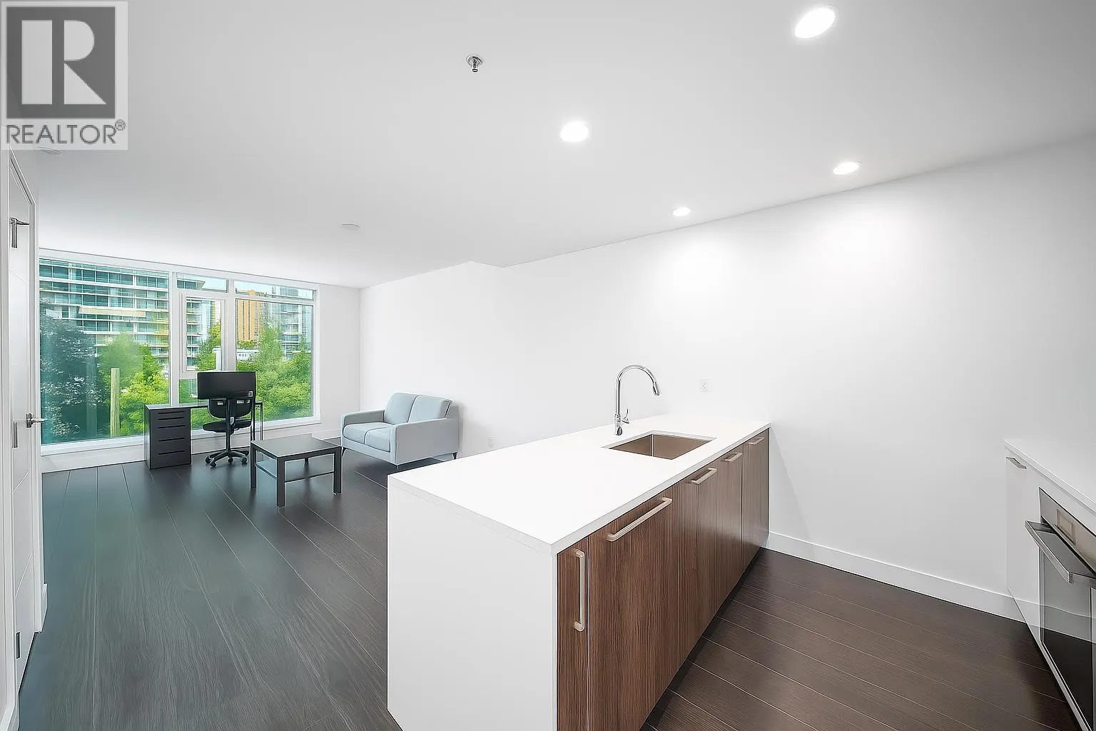 Apartment for rent: 404 6398 Silver Avenue, Burnaby, British Columbia V5H 0K7