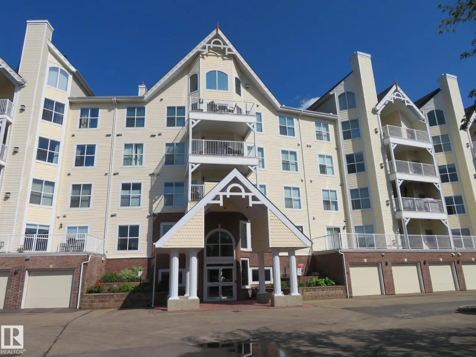 Apartment for rent: #405 10221 111 St Nw, Edmonton, Alberta T5K 2W5