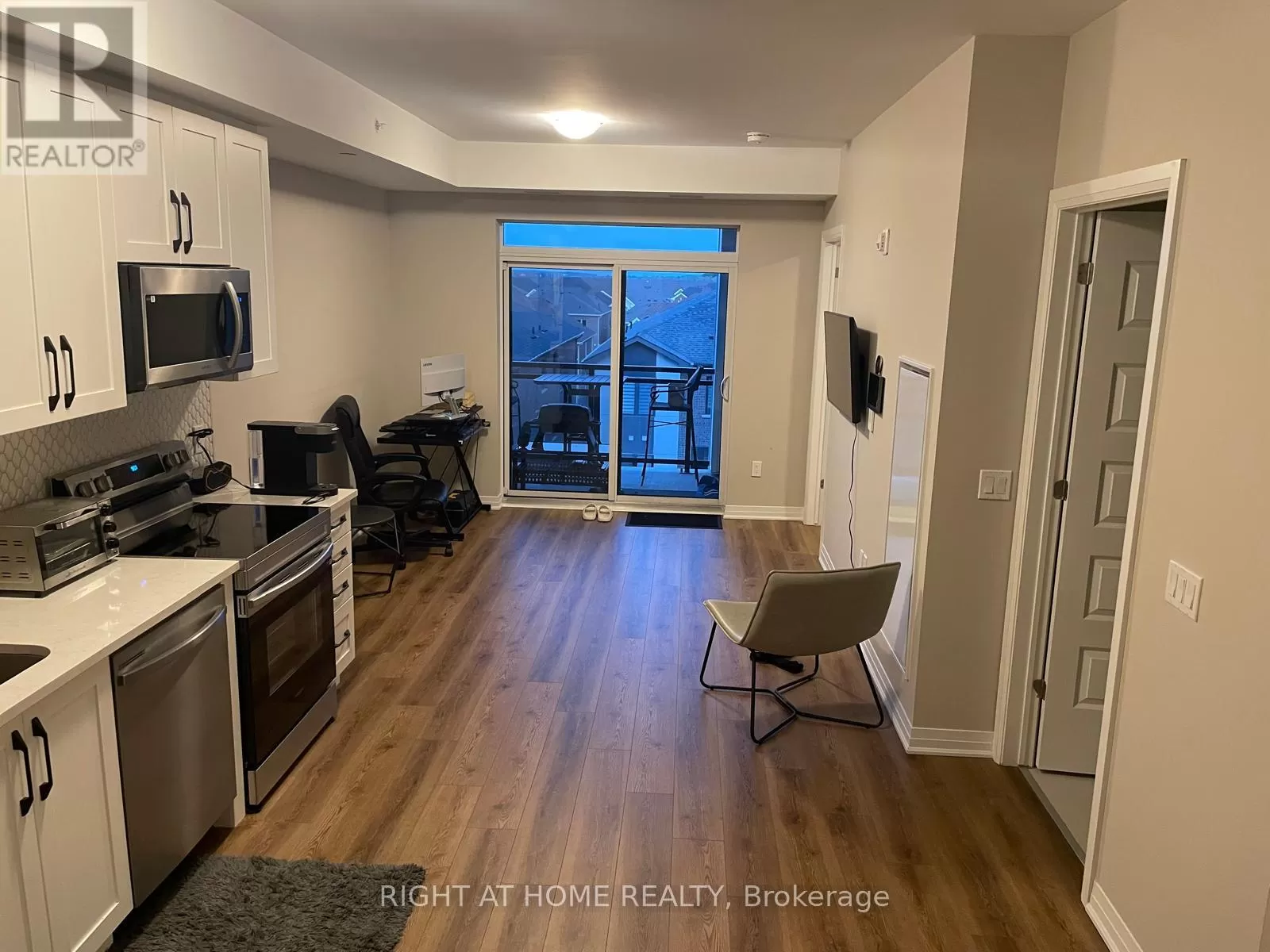 Apartment for rent: 405 - 480 Gordon Krantz Avenue, Milton, Ontario L9T 2X5