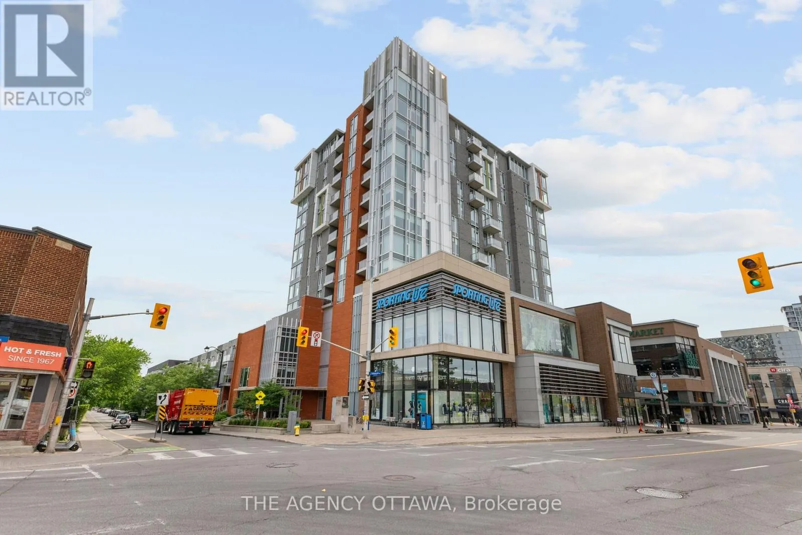 Apartment for rent: 406 - 118 Holmwood Avenue, Ottawa, Ontario K1S 5J5