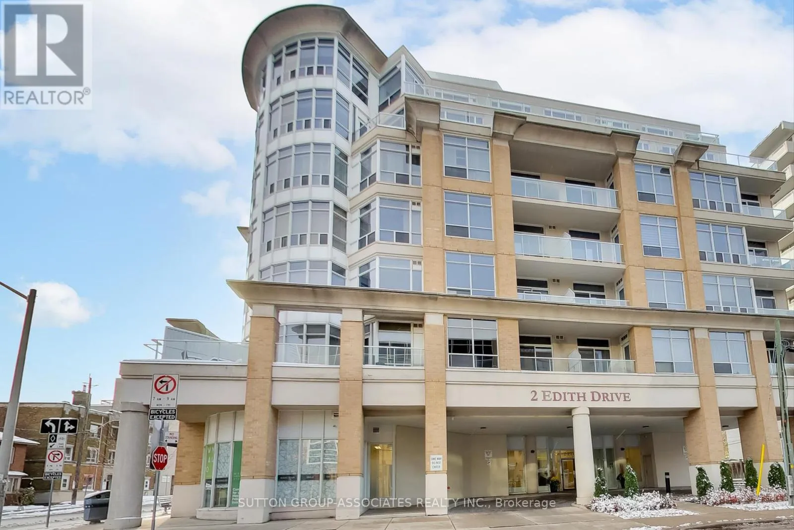 Apartment for rent: 406 - 2 Edith Drive, Toronto, Ontario M4R 2H7