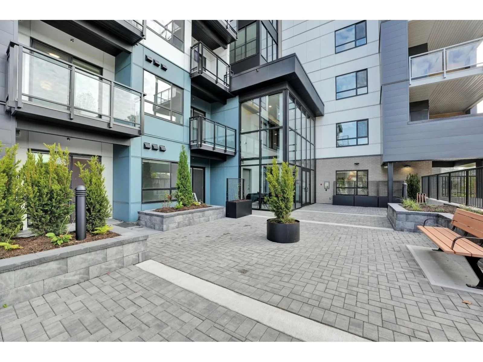 Apartment for rent: 406 33886 Pine Street, Abbotsford, British Columbia V0V 0V0