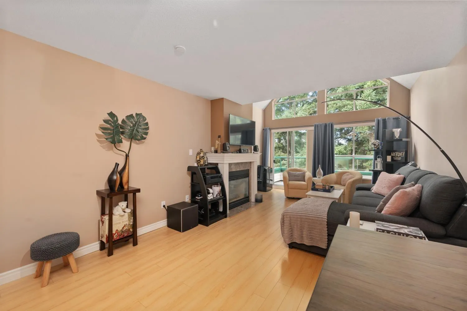 Apartment for rent: 407 33280 E Bourquin Crescent, Abbotsford, British Columbia V2S 7K2