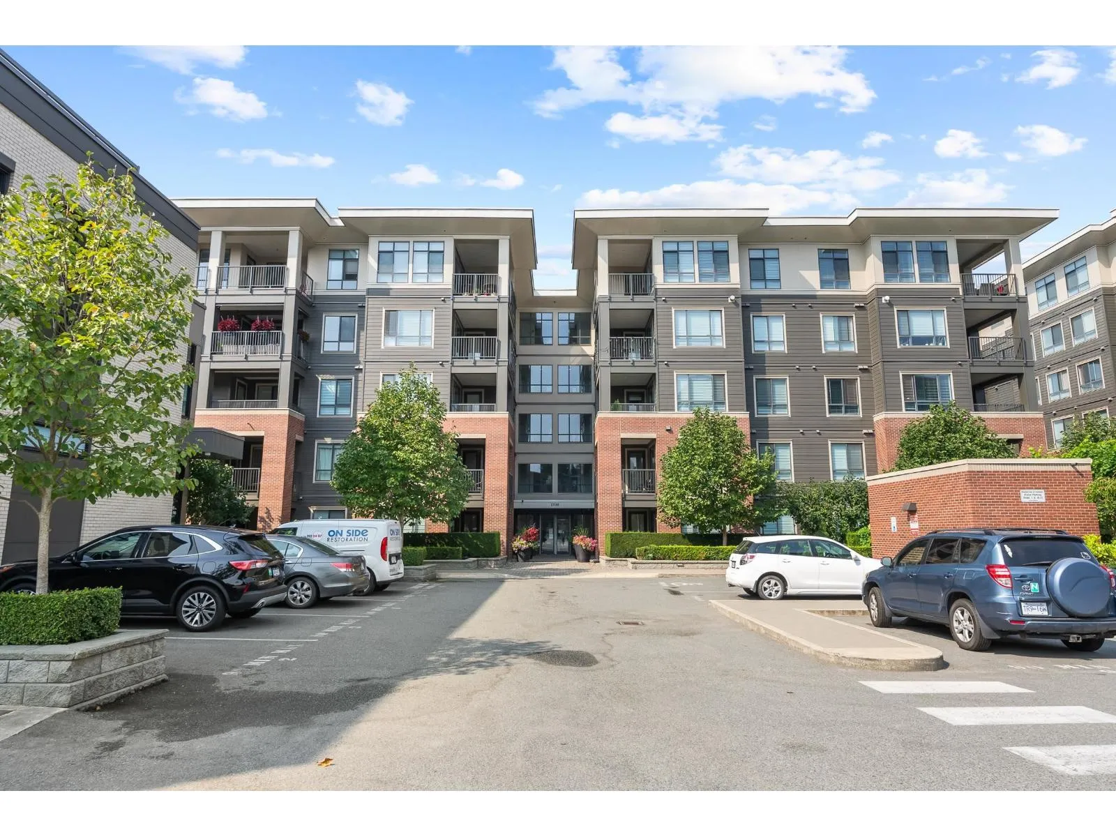 Apartment for rent: 407 33540 Mayfair Avenue, Abbotsford, British Columbia V2S 0J3