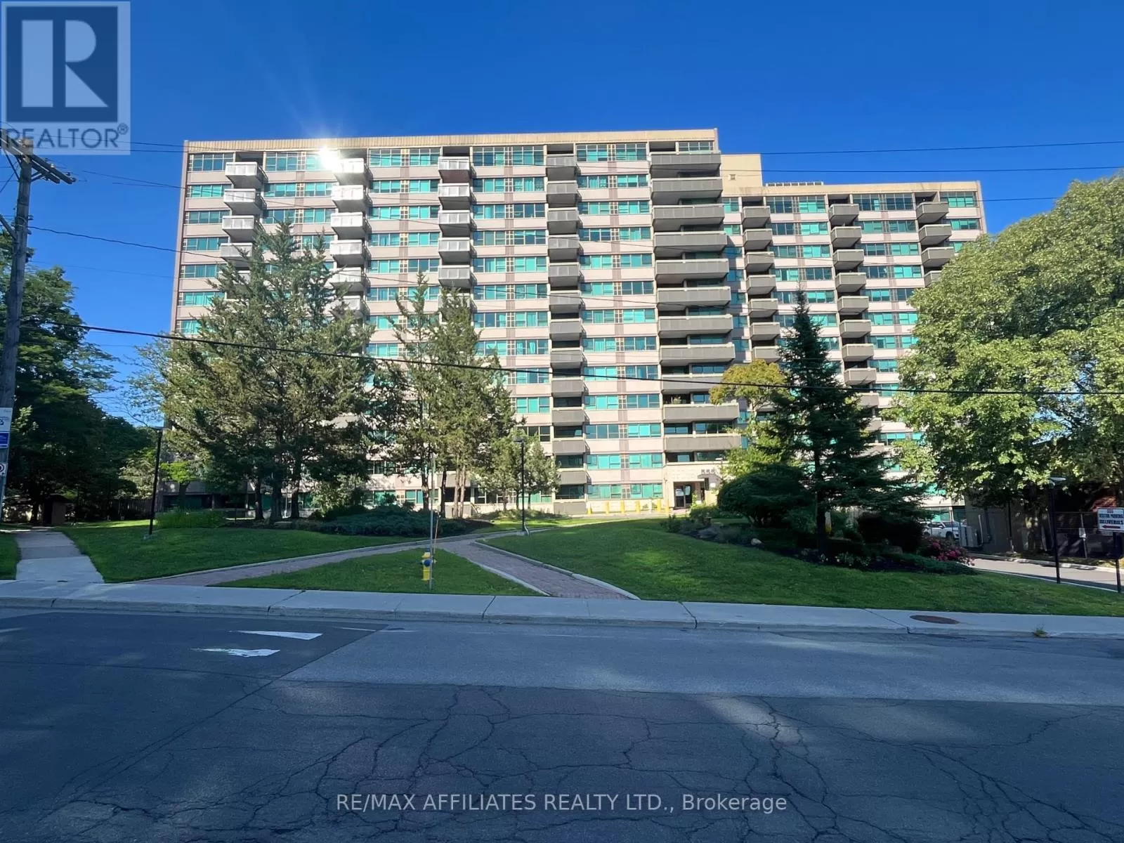 Apartment for rent: 407 - 555 Brittany Drive, Ottawa, Ontario K1K 4C5