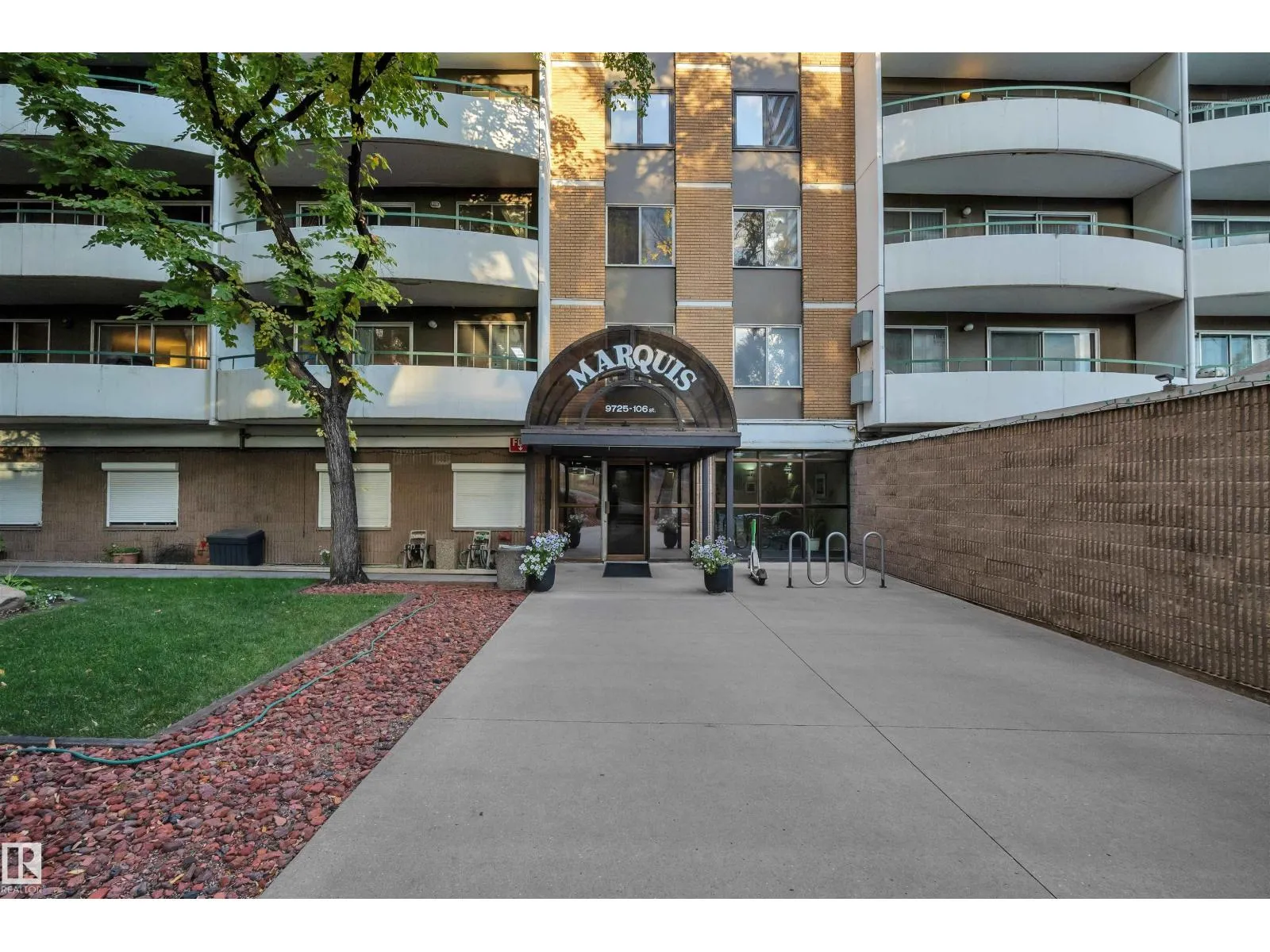 Apartment for rent: #407 9725 106 St Nw, Edmonton, Alberta T5K 1B5