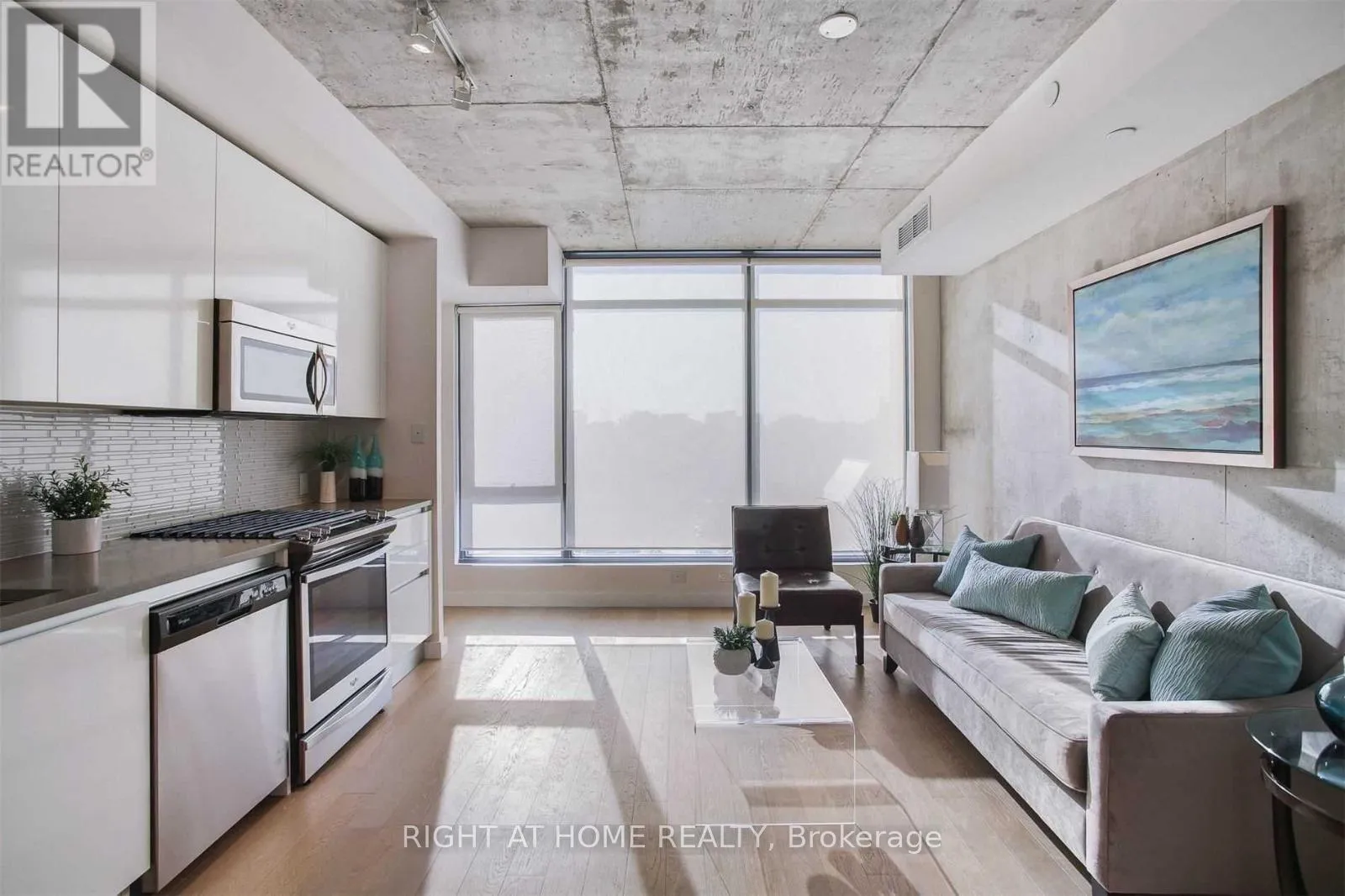 Apartment for rent: 408 - 111 Bathurst Street, Toronto, Ontario M5V 0M9