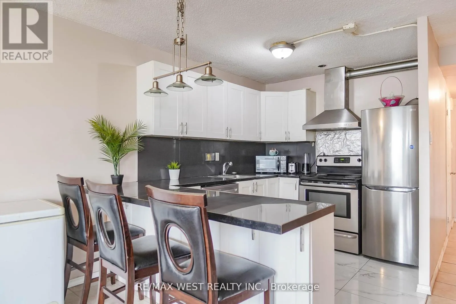 Apartment for rent: 408 - 40 Panorama Court, Toronto, Ontario M9V 4M1