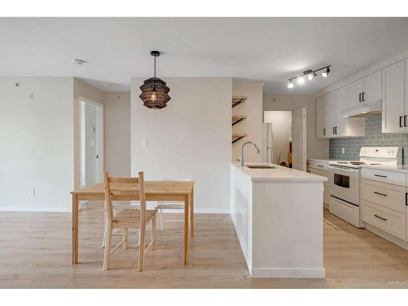 Apartment for rent: 409 33960 Old Yale Road, Abbotsford, British Columbia V2S 2J9