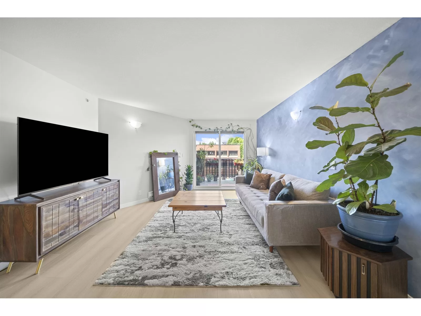 Apartment for rent: 409 6960 120 Street, Surrey, British Columbia V3W 1V4