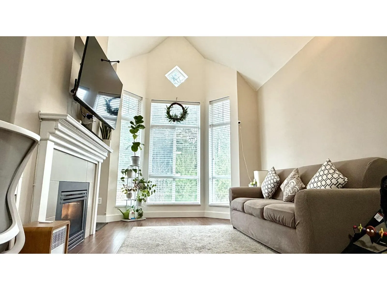 Apartment for rent: 409 9979 140 Street, Surrey, British Columbia V3T 5W2