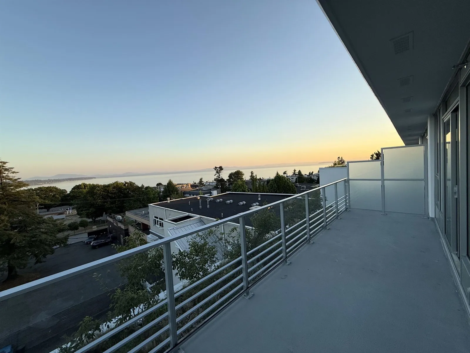 Apartment for rent: 410 1342 Johnston Road, White Rock, British Columbia V4B 3Z2