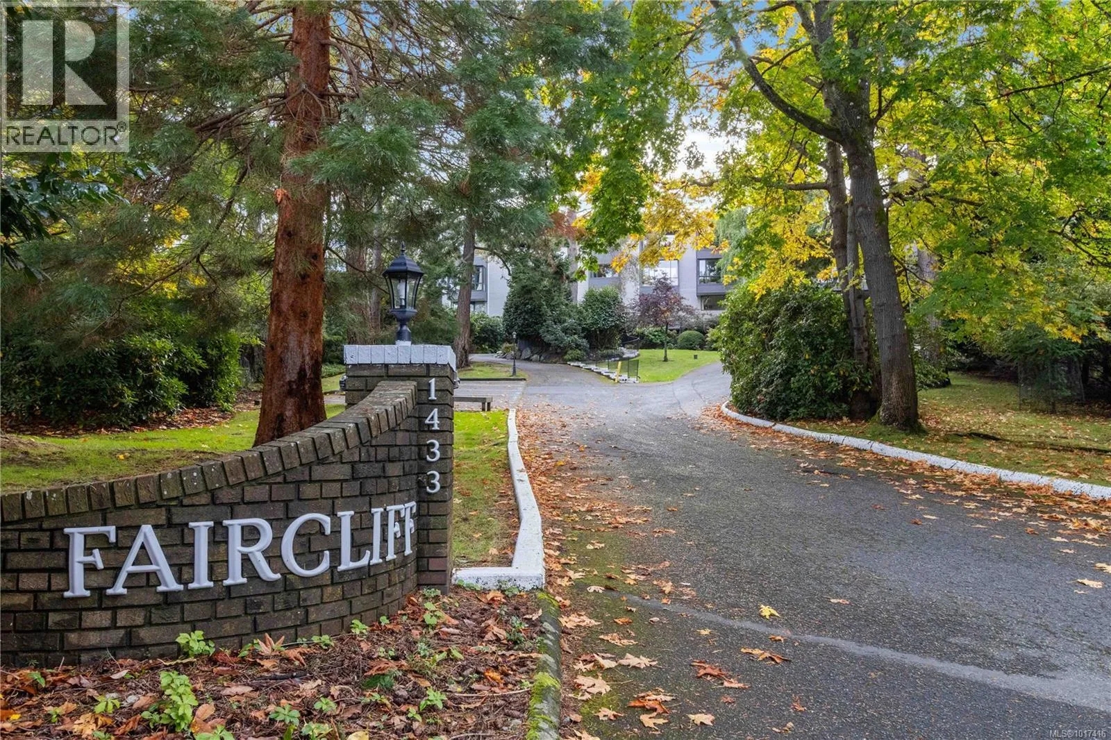 Apartment for rent: 410 1433 Faircliff Lane, Victoria, British Columbia V8S 3J6