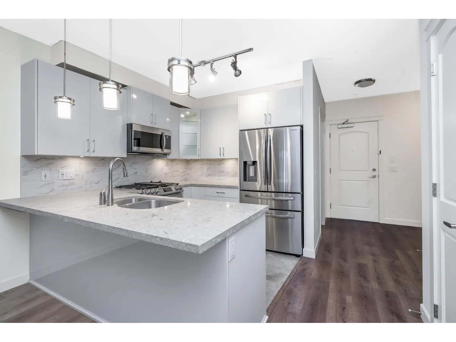 Apartment for rent: 410 8538 203a Street, Langley, British Columbia V2Y 0Y8