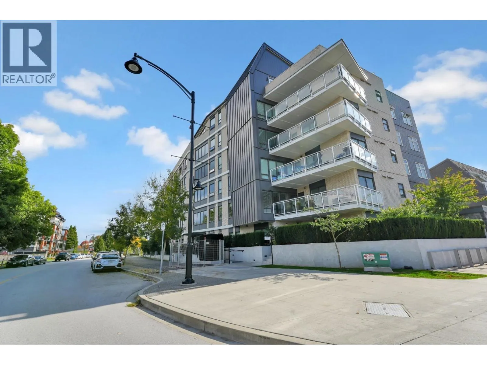 Apartment for rent: 411 22226 Brown Avenue, Maple Ridge, British Columbia V2X 4R2