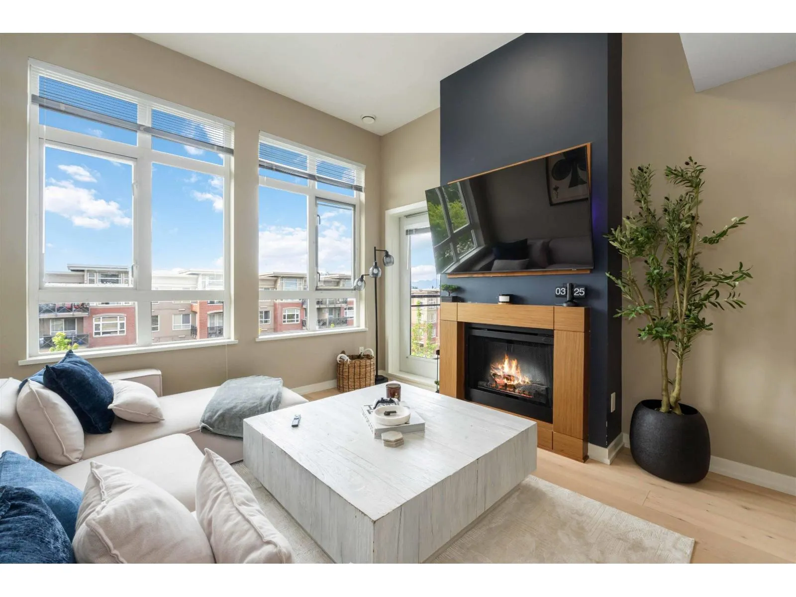 Apartment for rent: 412 2940 King George Boulevard, Surrey, British Columbia V4P 0E4