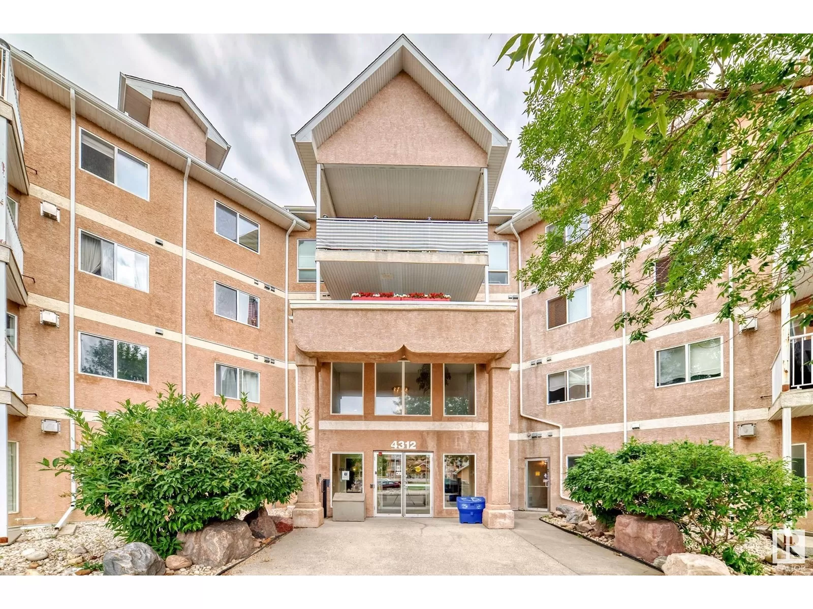 Apartment for rent: #412 4312 139 Av Nw, Edmonton, Alberta T5Y 3J4