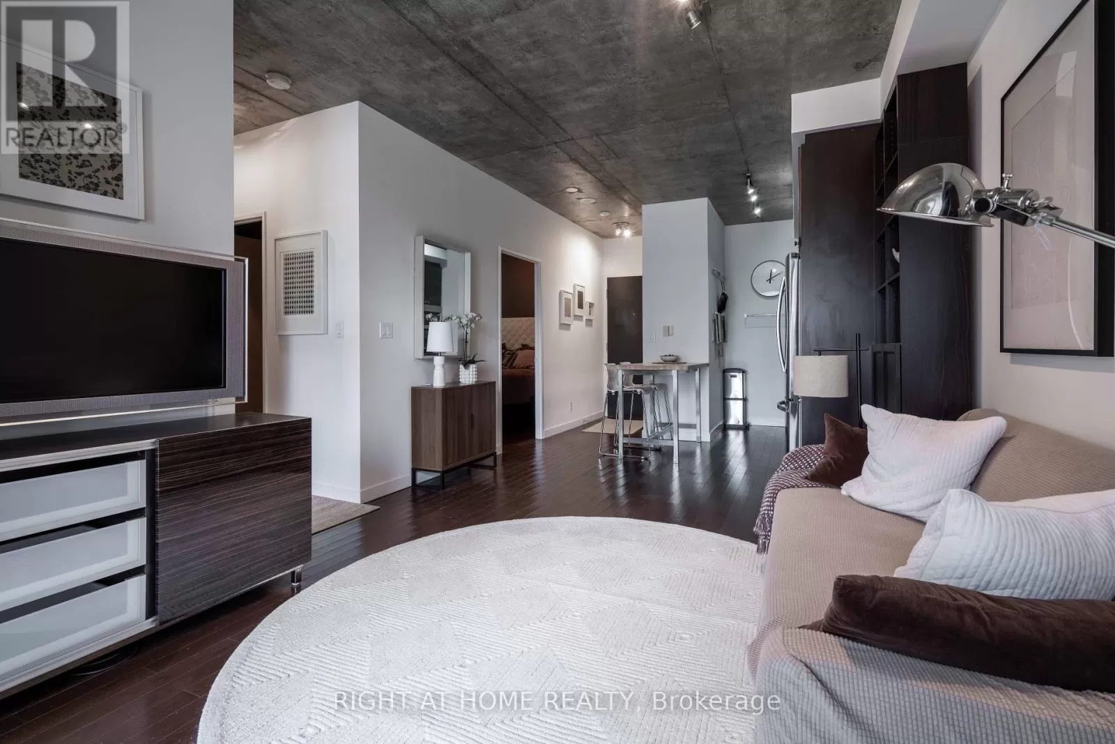 Apartment for rent: 413 - 1 Shaw Street, Toronto, Ontario M6K 0A1