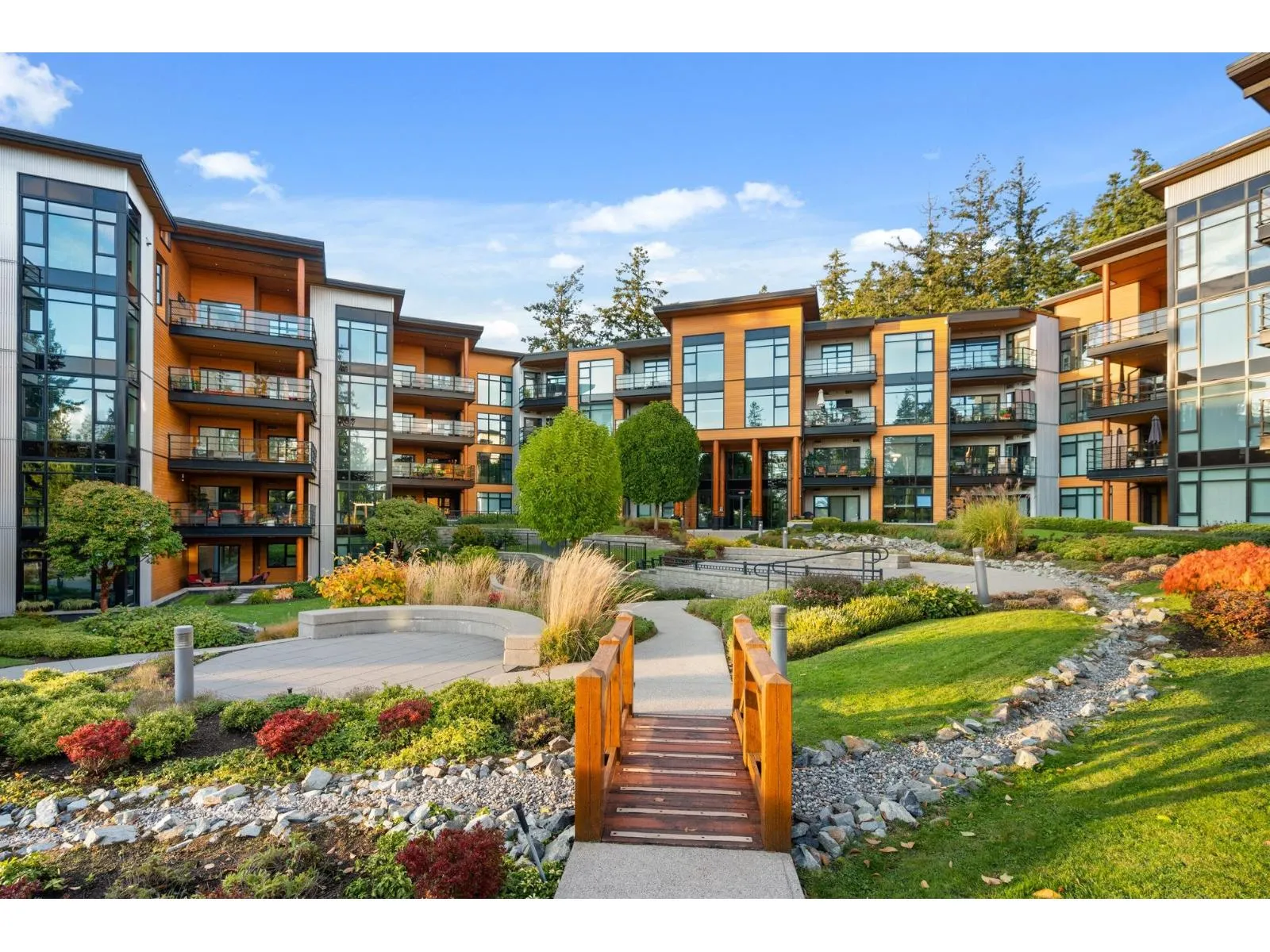 Apartment for rent: 413 14855 Thrift Avenue, White Rock, British Columbia V4B 2J6