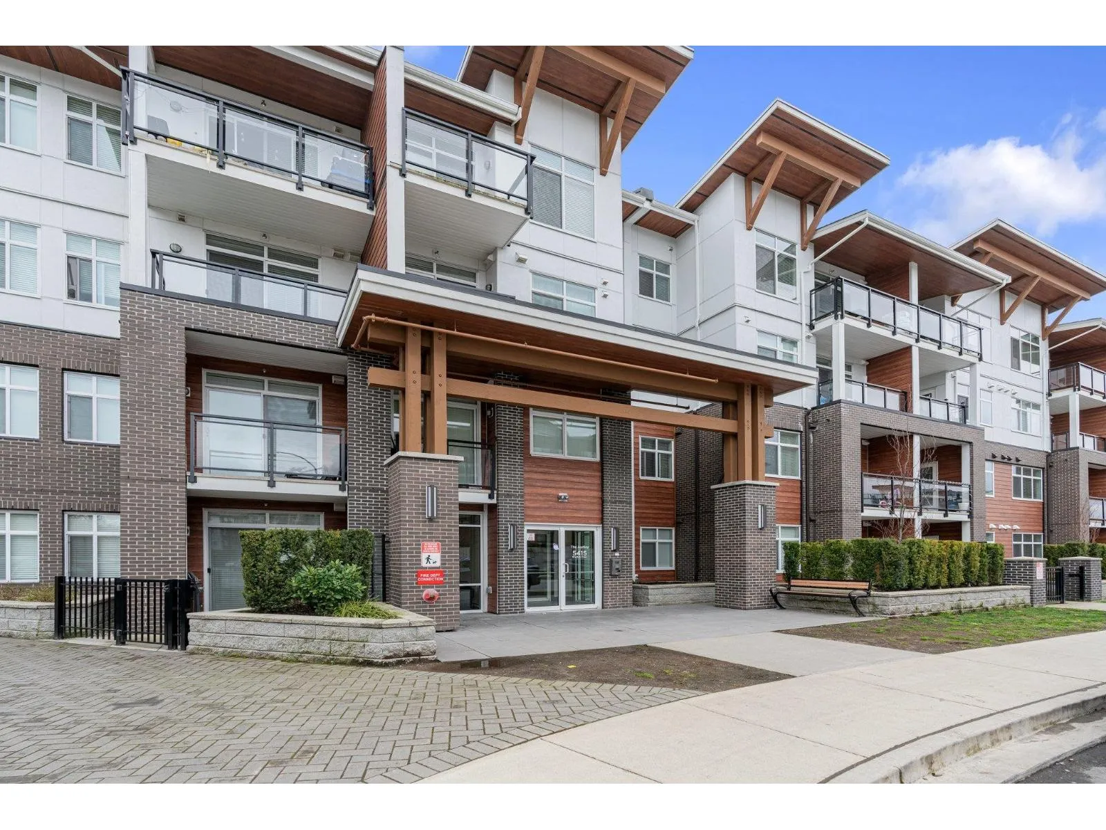 Apartment for rent: 414 5415 Brydon Crescent, Langley, British Columbia V3A 0N4