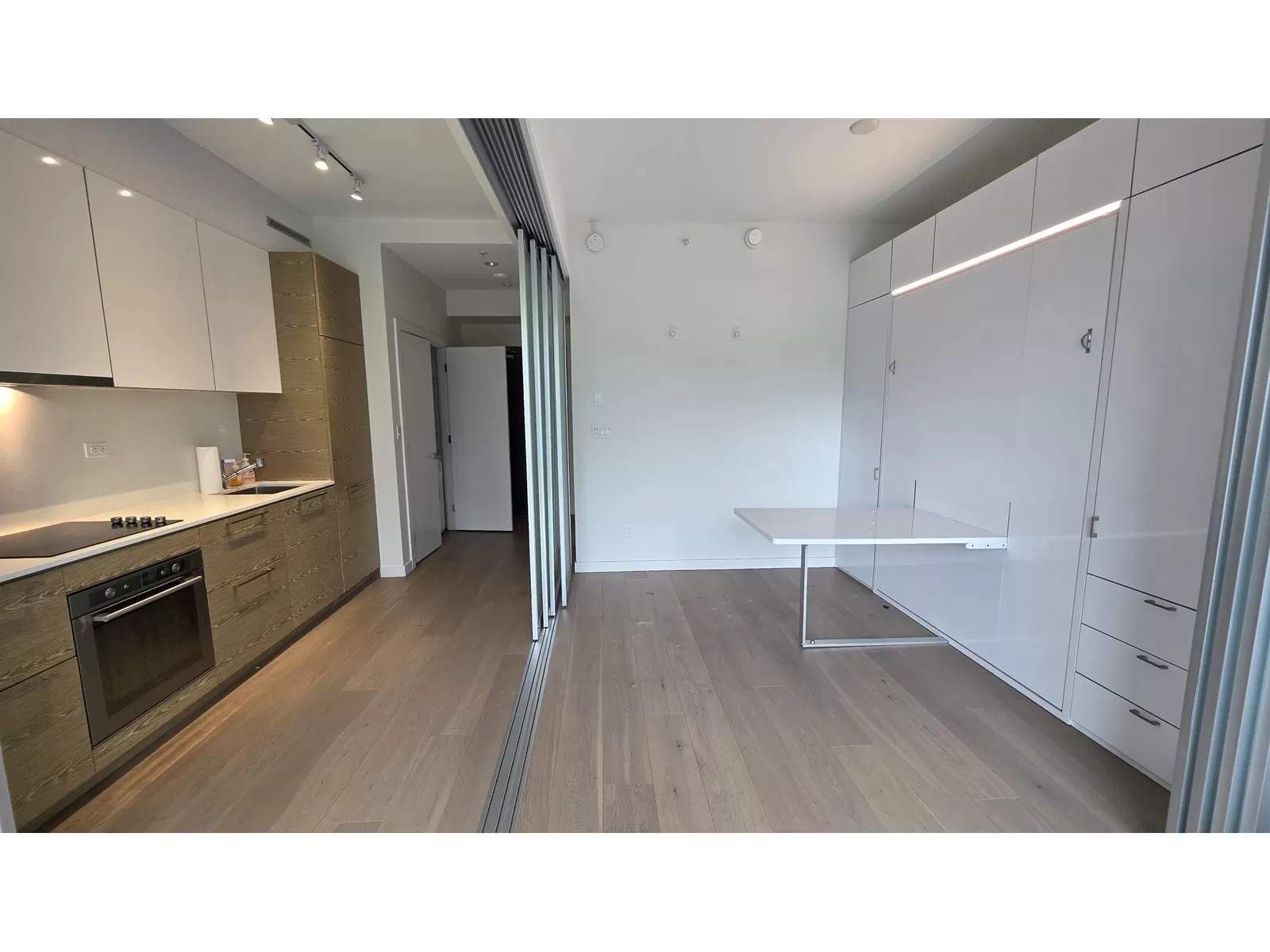 Apartment for rent: 415 13438 Central Avenue, Surrey, British Columbia V3T 0N2