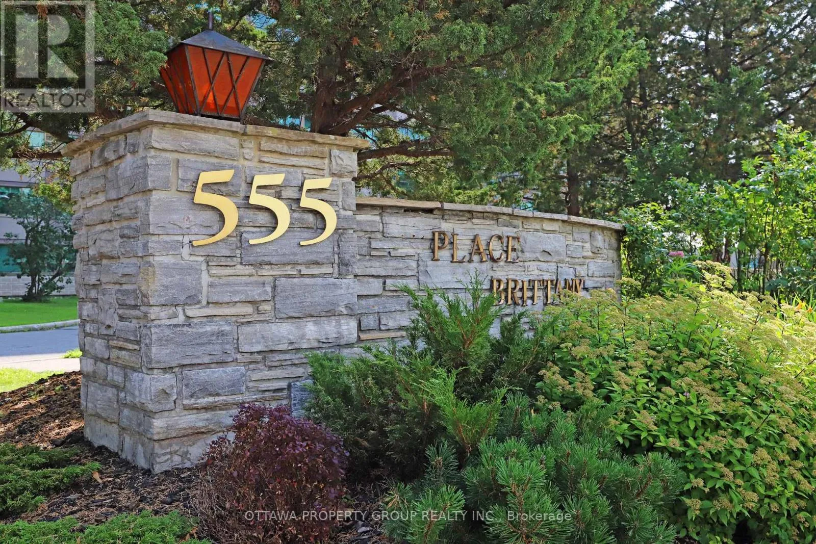 Apartment for rent: 416 - 555 Brittany Drive, Ottawa, Ontario K1K 4C5