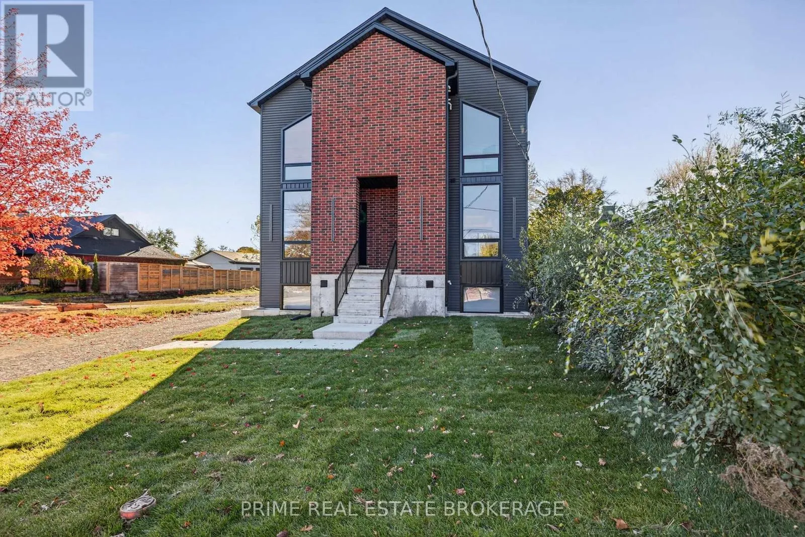 Triplex for rent: 417 Baseline Road E, London South, Ontario N6C 2P5