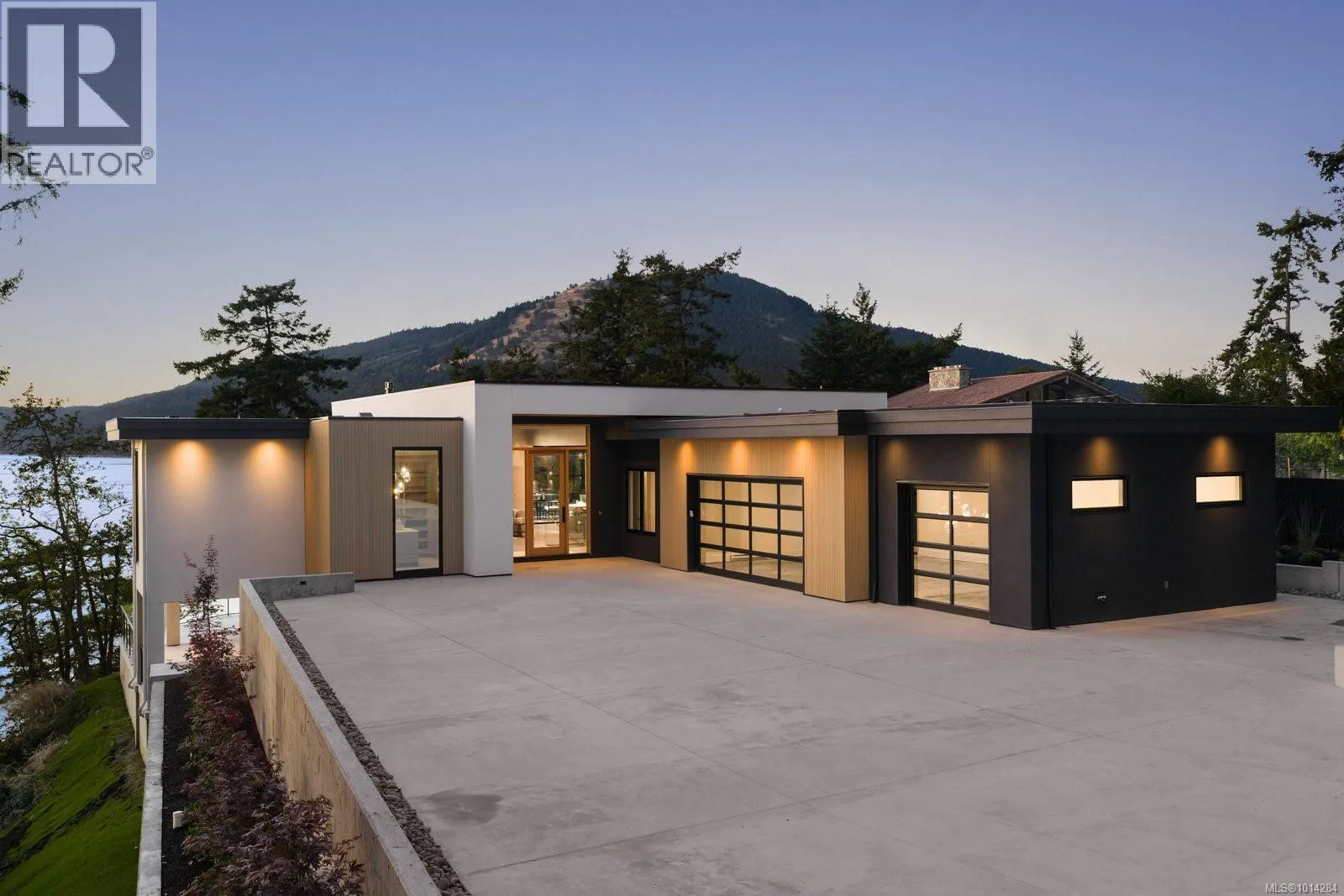 House for rent: 418 Lands End Rd, North Saanich, British Columbia V8L 5L9