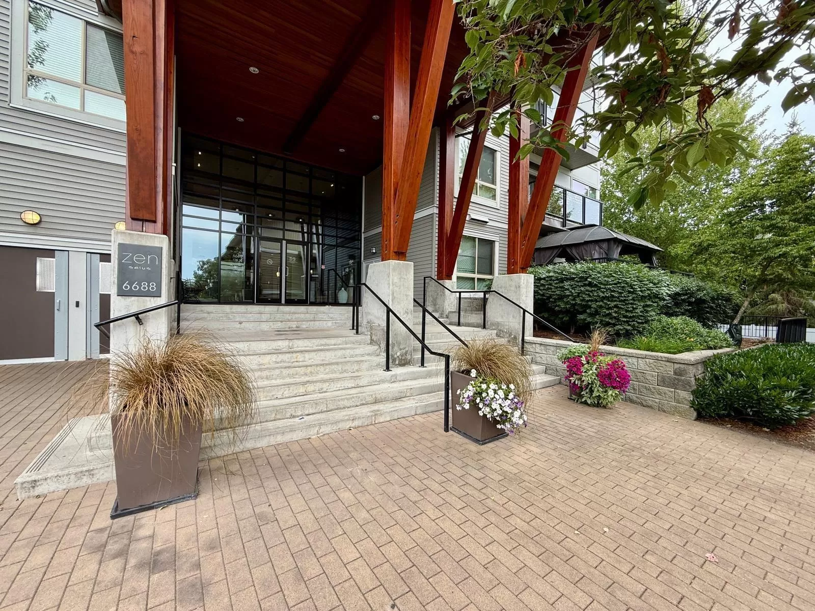 Apartment for rent: 419 6688 120 Street, Surrey, British Columbia V3W 1T8