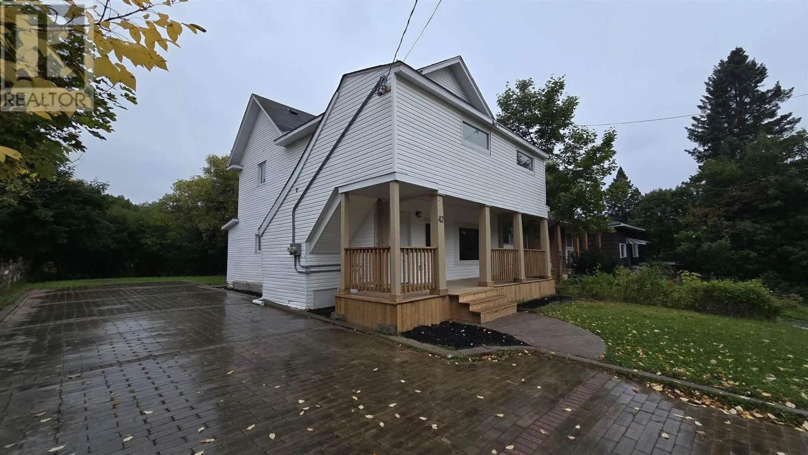 Duplex for rent: 42 Knox Ave, Sault Ste. Marie, Ontario P6B 3X9
